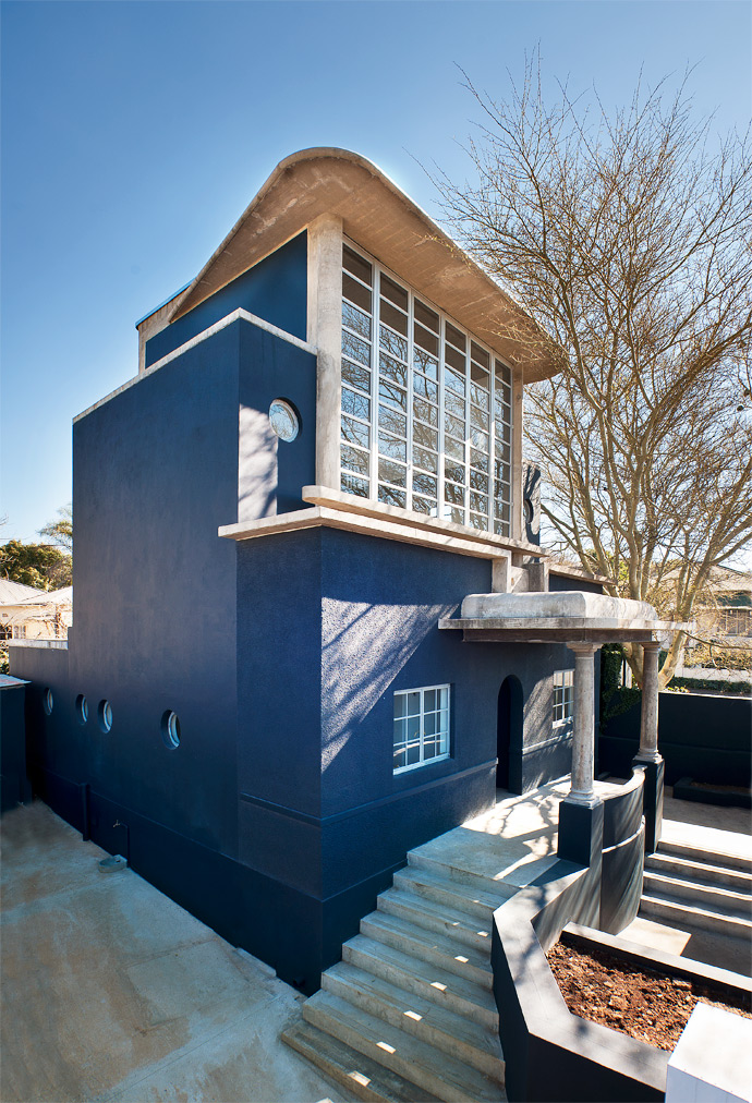 The original miner's house that Nicholas bought in Richmond was built in the 1920s. Jo designed the new house to reflect the Art Deco heritage of that time.