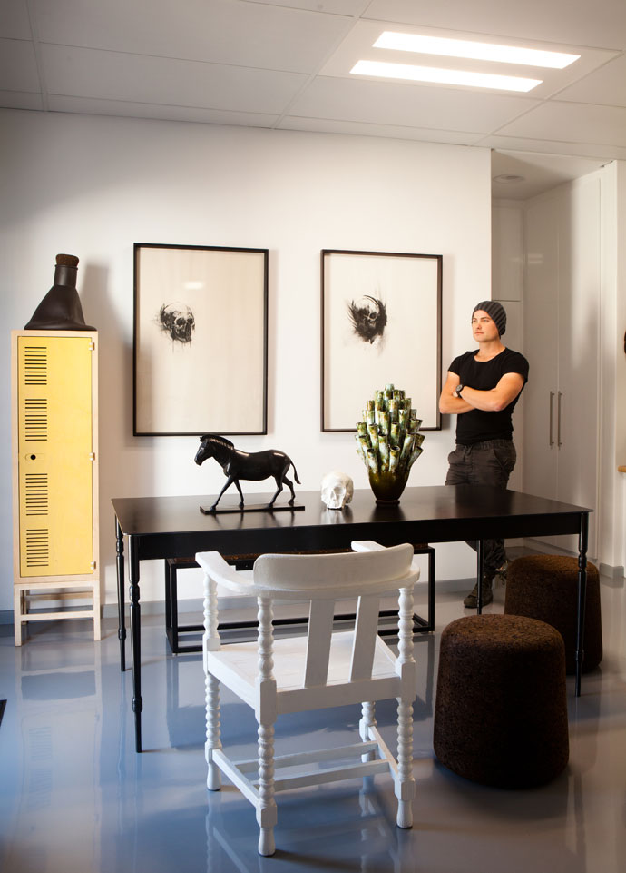 Laurie’s workspace houses a Gregor Jenkin table.The vase and skull are by Ceramic Matters and the sculpture by Otto du Plessis. 
